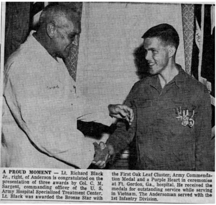 Лейтенант Річард Блек на врученні трьох нагород у військовому госпіталі – Бронзової зірки, Похвальної медалі армії США та Пурпурного серця за видатну службу.