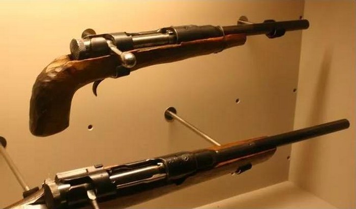 Два обріза гвинтівок Arisaka Type 38. В одній з них приклад має форму пістолетної рукоятки.