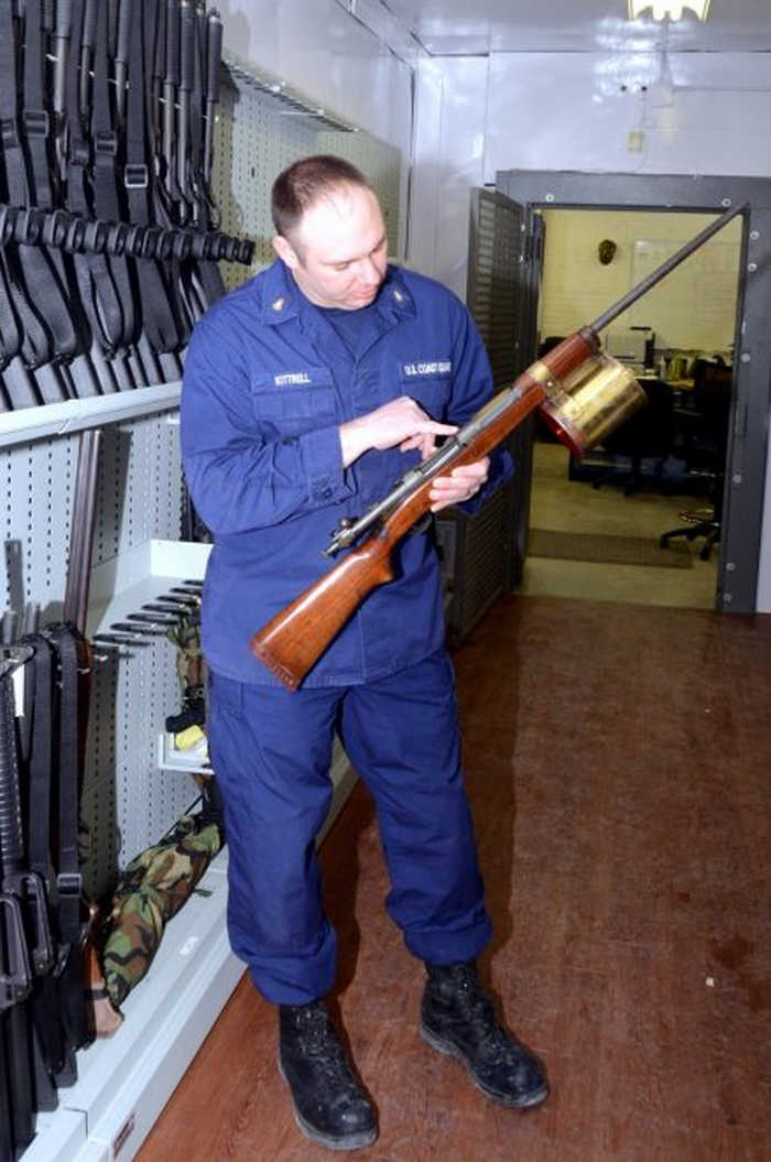 Младший офицер Брендон Киттрелл инспектирует затвор винтовки M1903.