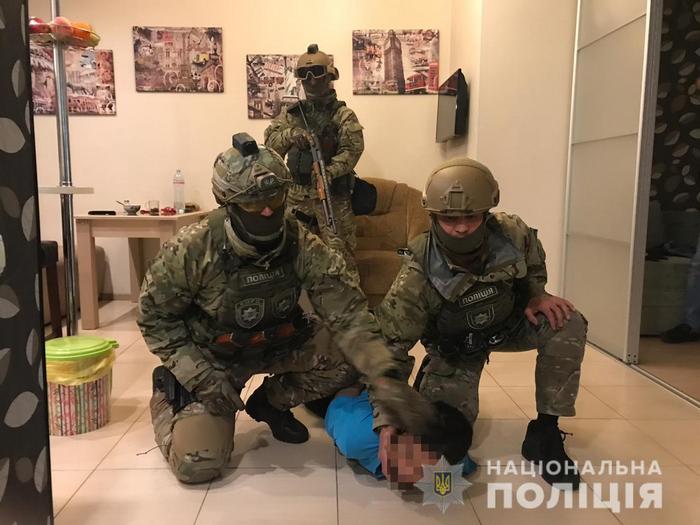 Одного з трьох зловмисників, які напали на ювелірний магазин у Києві затримали. Ним виявився громадянин Російської Федерації.