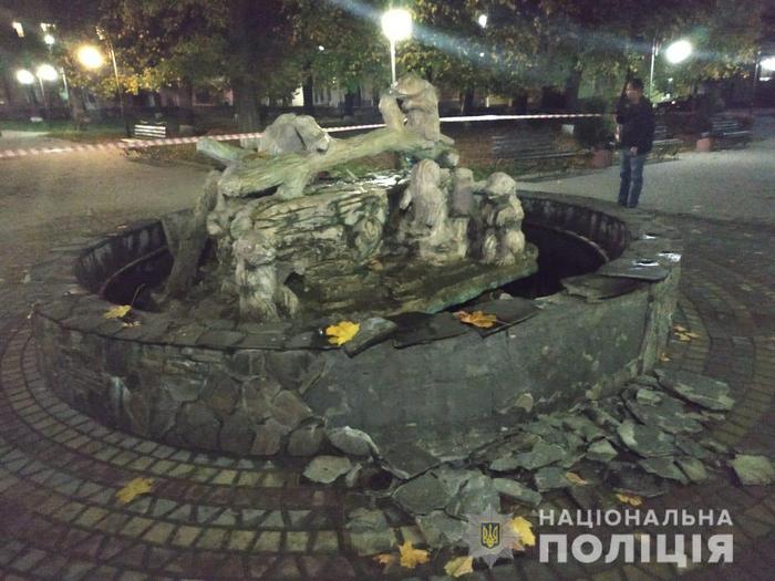 Попередньо встановлено, що фонтан був пошкоджений внаслідок вибуху гранати РГД-5.
