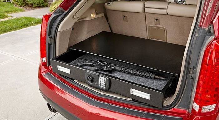 Автор статті зберігає гвинтівку у сейфі під замком у багажнику автомобіля.