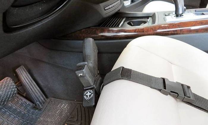 Кобура DeSantis Kingston Car Seat Holster кріпиться до сидіння. Таким чином, пістолет у вас завжди під рукою, а його ствол направлений у підлогу.