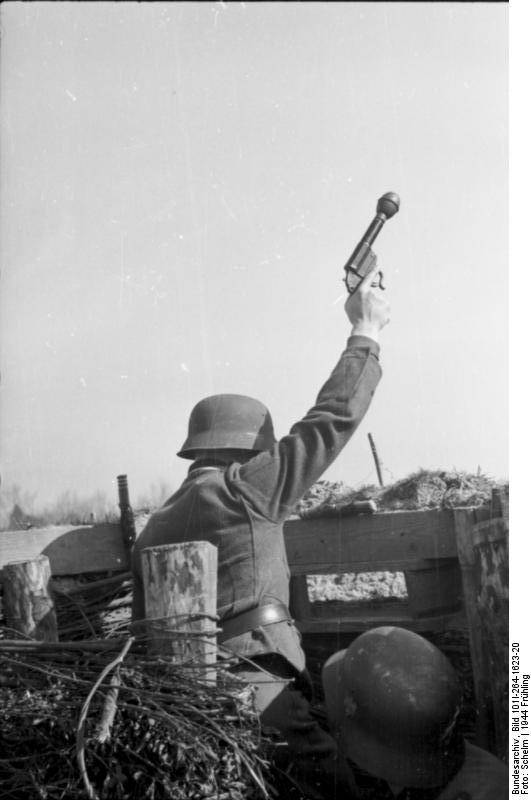 Солдат с Leuchtpistole и надкалиберной осколочной гранатой, 1944 год