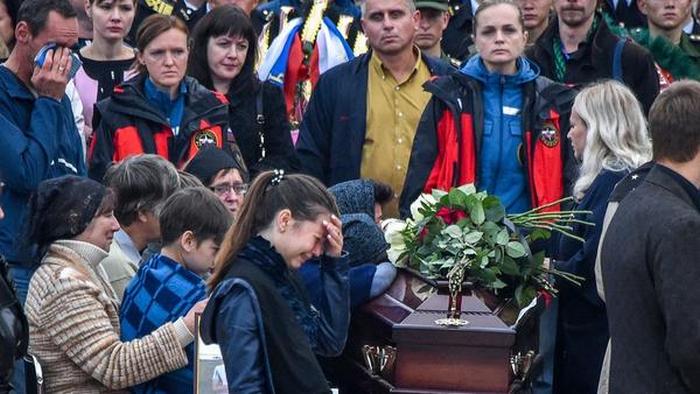 Церемонія поховання у Керчі 19 жовтня 2018 після того, як студент коледжу застрелив 20 людей.
