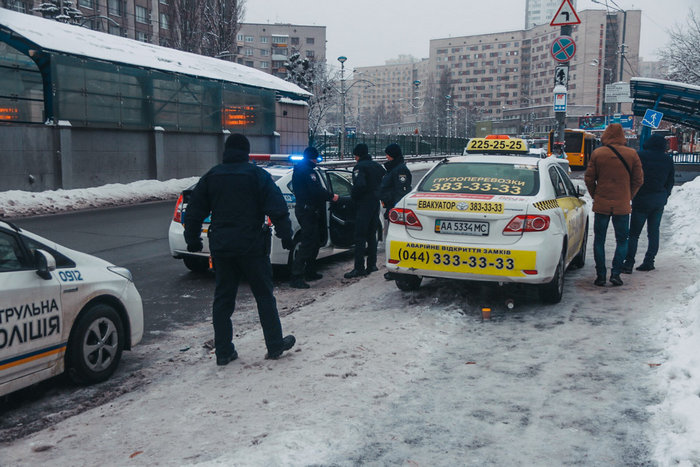 У Києві підполковник СБУ з пістолетом Макарова викрав таксі