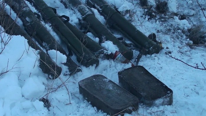 У Запорізькій області на трасі виявили схованку зі зброєю