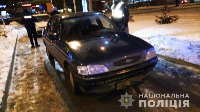 У Києві троє іноземців напали на таксиста і викрали його авто
