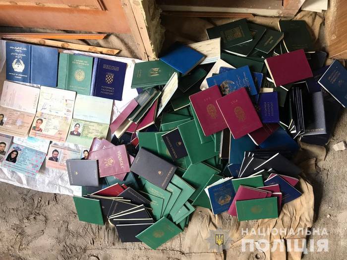 В Одесі у членів етнічної злочинної групи виявлено зброю та велику кількість паспортів 