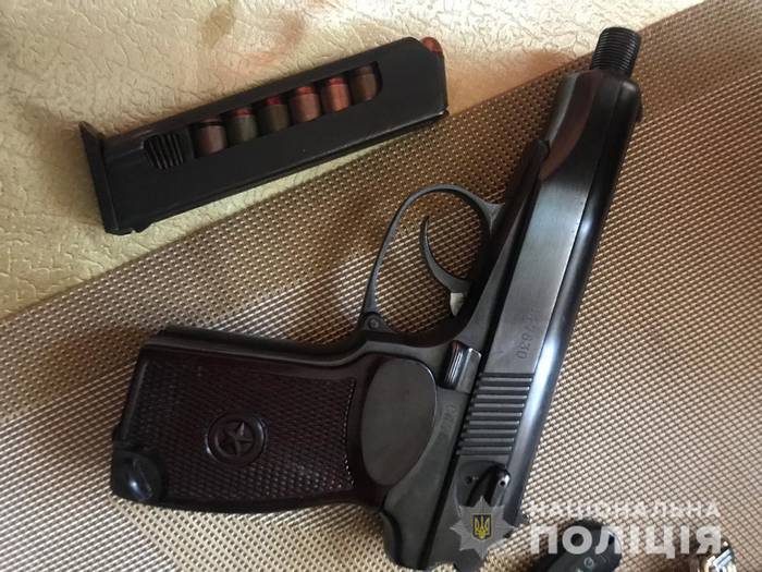В Одесі у членів етнічної злочинної групи виявлено зброю та велику кількість паспортів 