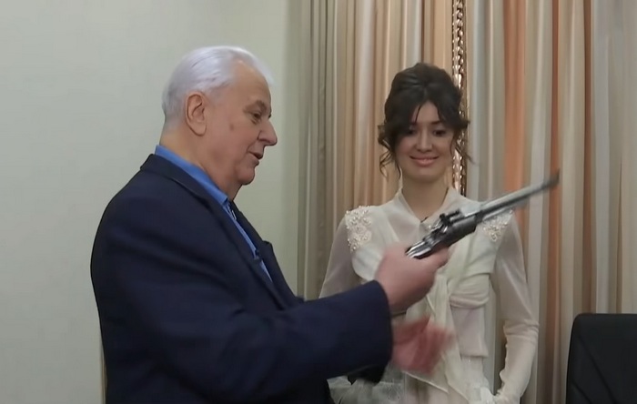 Леонід Кравчук зі зброєю
