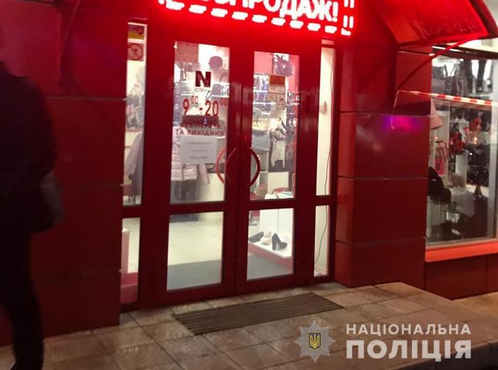 Четверо озброєних автоматами нападників пограбували ювелірний магазин у Борисполі 