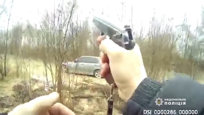 Поліція опублікувала відеозапис стрілянини під час затримання зловмисника, який кинув гранату в правоохоронців