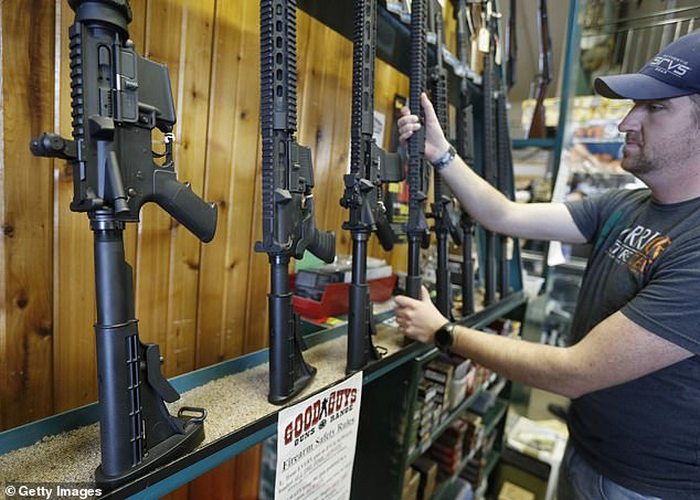 Згідно законопроекту, всі покупці гвинтівок AR-15 отримають податкові пільги.