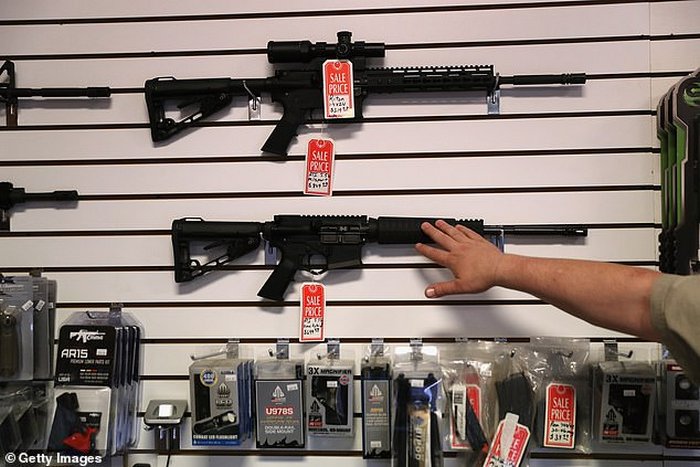 Гвинтівки AR-15 на вітрині магазину.