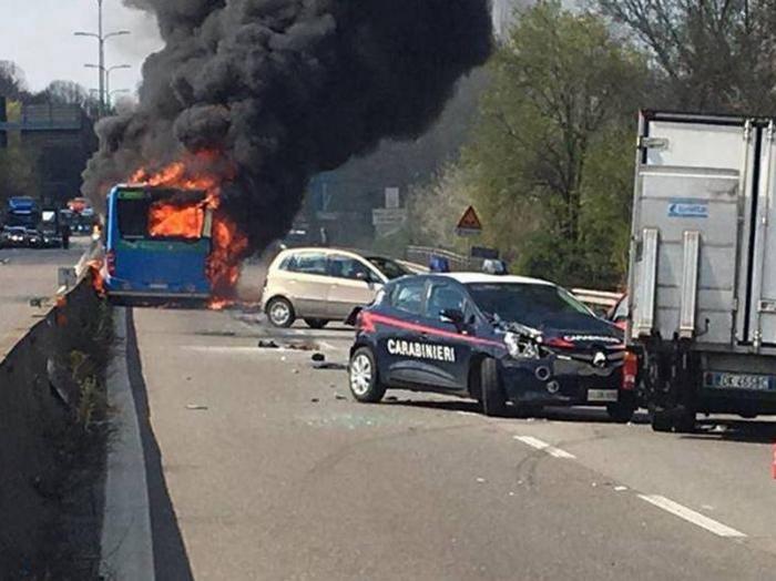В Італії водій викрав автобус з десятками дітей і підпалив його