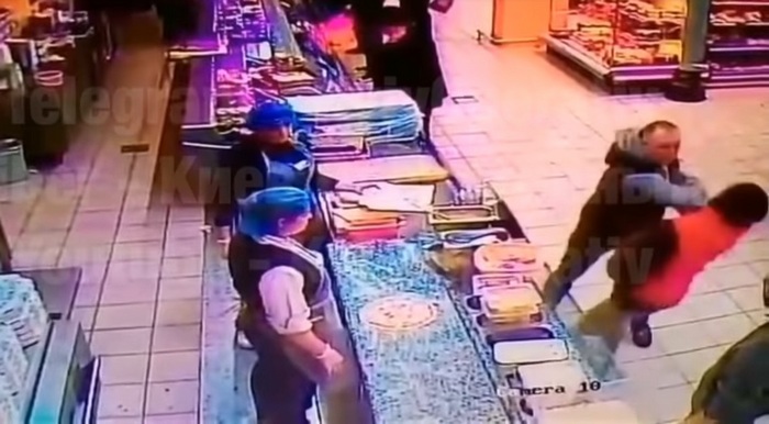 У Києві розшукують чоловіка, який вбив покупця супермаркету з одного удару.