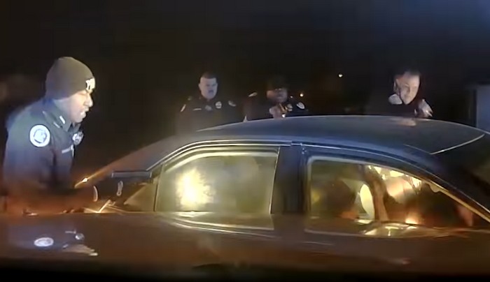 Американські поліцейські розстрілюють автомобіль злочинців, яких вони переслідували через все місто