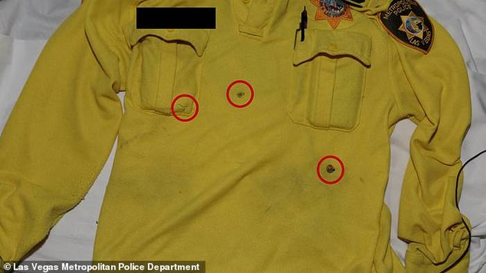 Сорочка офіцера має три отвори від кулі, яка розкололась після потрапляння у бронежилет.