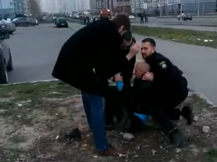 Київські поліцейські жорстоко побили свідка, який їх викликав