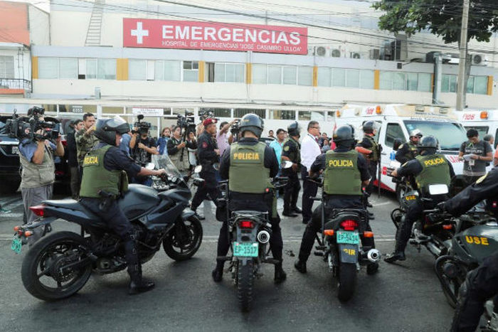 Перуанська поліція охороняє вхід до шпиталю