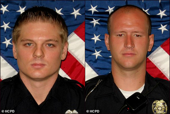 Офіцер Тейлор Вебб (ліворуч) отримав поранення грудної клітини та стегна, офіцер Кіган Мерріт отримав поранення руки.