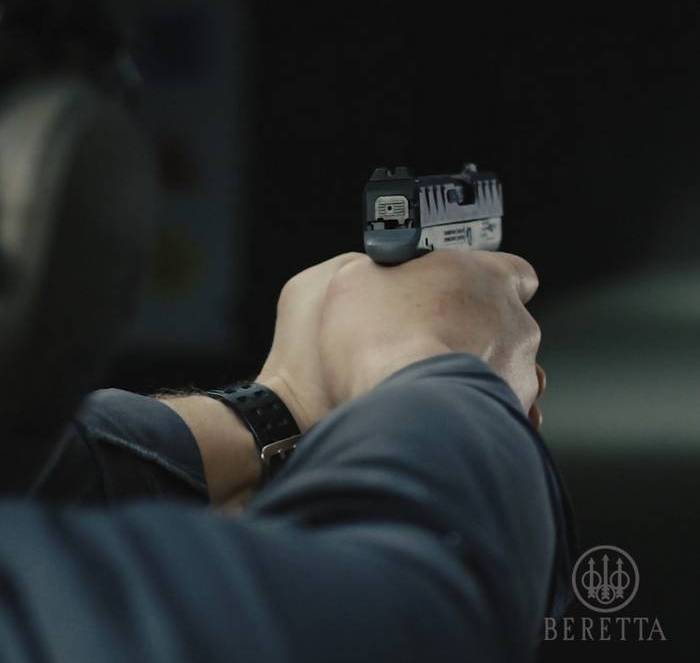 Beretta APX Carry зберіг фірмові зубці на затворі-кожусі.