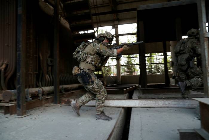 Солдат з ножем SOG Pentagon у кобурі, пістолет – Glock 17.