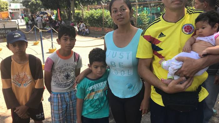 Марібель Аріас разом із сім'єю живе переважно на вулиці, перебиваючись підробітками у вигляді продажу води.