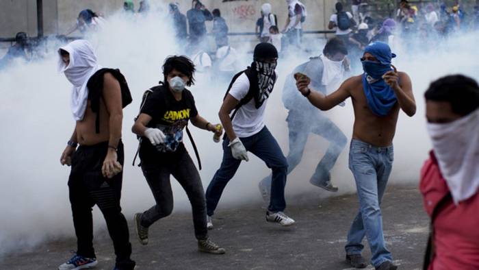 22 лютого 2014 р. – мітингувальники тікають від сльозогінного газу.