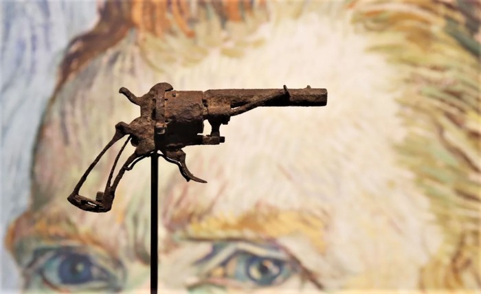 Револьвер системи Лефоше на стенді аукціонного дому Drouot.