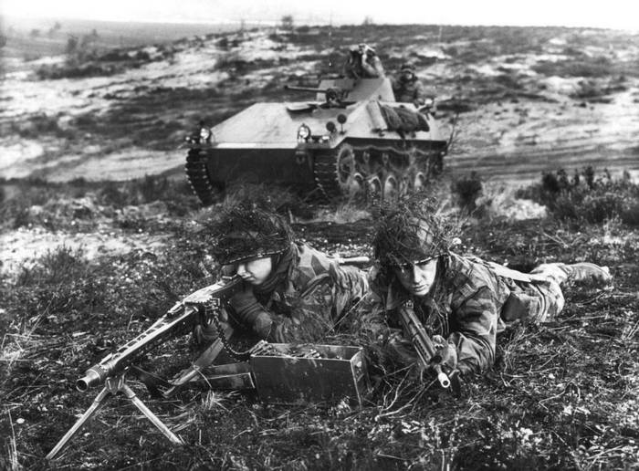 Солдати з кулеметом MG3 та гвинтівкою G3 під час навчань у 1960-ті роки.
