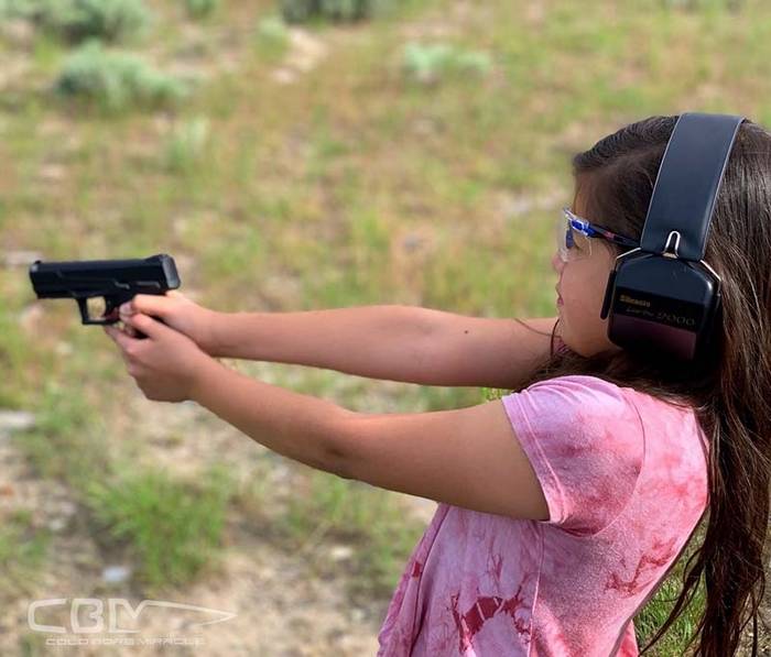 Діти легко вправляються з пістолетом Taurus TX22.