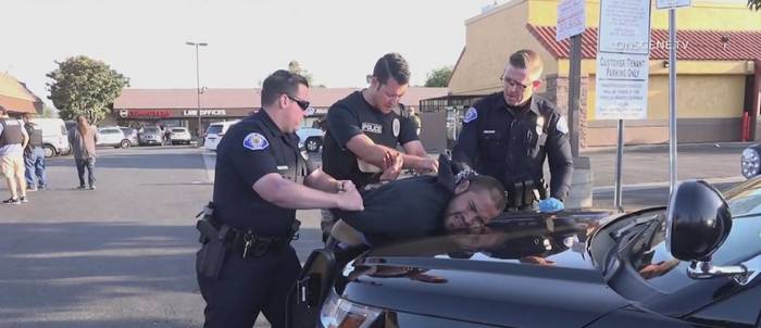 Офіцери заарештували вбивцю біля магазину 7-Eleven у м. Санта-Ана.