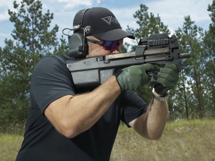 Ларри Викерс показал в действии пистолет-пулемёт FN P90