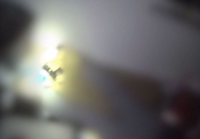 На оприлюдненому відеозаписі з нагрудної камери видно предмет, схожий на пістолет.