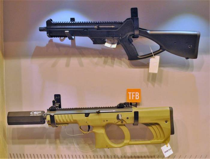Короткоствольна гвинтівка Caracal CC10 та його булпап-прототип з іншим прикладом.