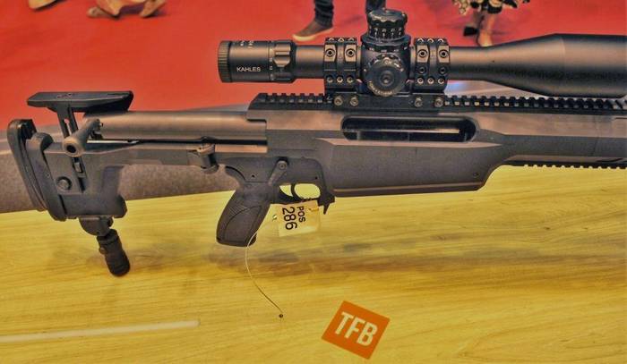 CSR 50 має AR-подібне пістолетне руків'я та запобіжник.