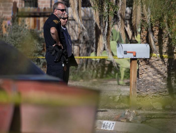 В домі, де жінка застрелила двох чоловіків, знайшли рушницю, два револьвери, галюциногенні гриби та ЛСД.