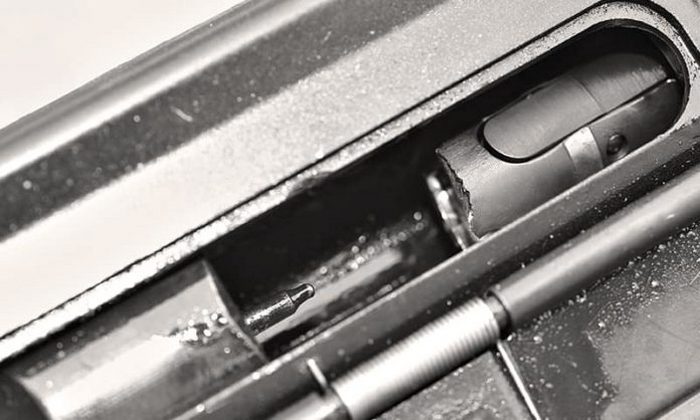 Неисправность, которая раньше не часто встречалась — личинка затвора AR-15 сломалась по отверстию под копирный штифт (cam pin). 