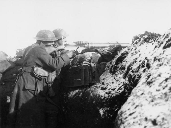 Бійці 15-го Королівського шотландського полку в окопі з кулеметом Льюїса, 1918 рік.