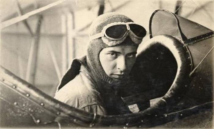 Пилоты бипланов были по сути первыми военными, частью экипировки которых стали очки.