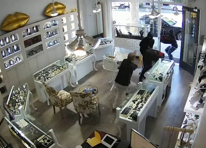 Власник ювелірного магазину голіруч кинувся на грабіжників