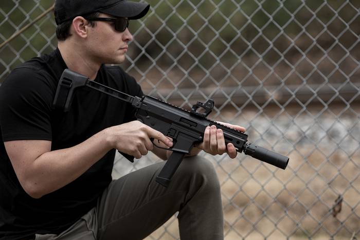 Пістолет-кулемет Angstadt Arms MDP-9 зі стабілізуючою опорою та глушником.