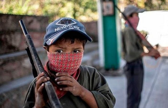 У Мексиці місцеві жителі навчають своїх неповнолітніх дітей стрільбі зі зброї