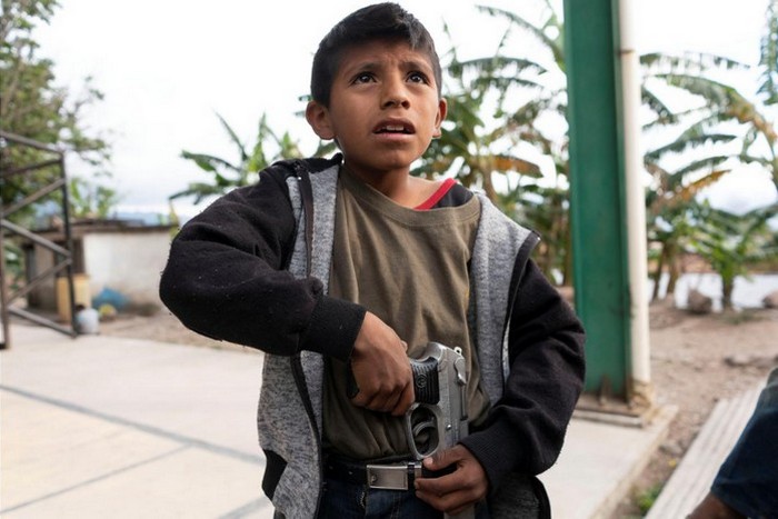 11-річний Мігель Торібіо з пістолетом, який належав його батькові