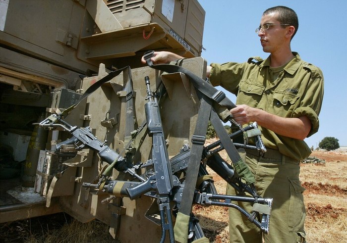Ізраїльський солдат вішає автомат Galil на задні двері 155-мм самохідної артилерійської установки 11 серпня 2003 року