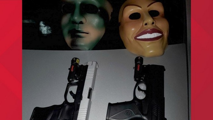 Поліція знайшла два пневматичні пістолети, дві маски, картриджі з марихуаною для вейпу та близько 3 тис. підроблених доларів.