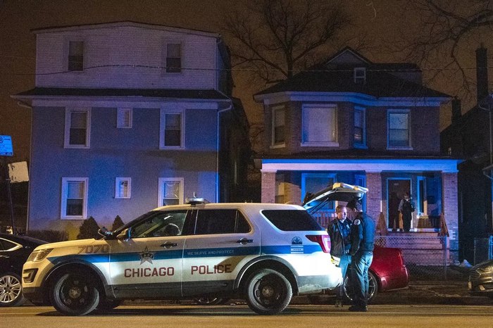 Поліція Чикаго біля будинку, в якому жінка застрелила чоловіка.