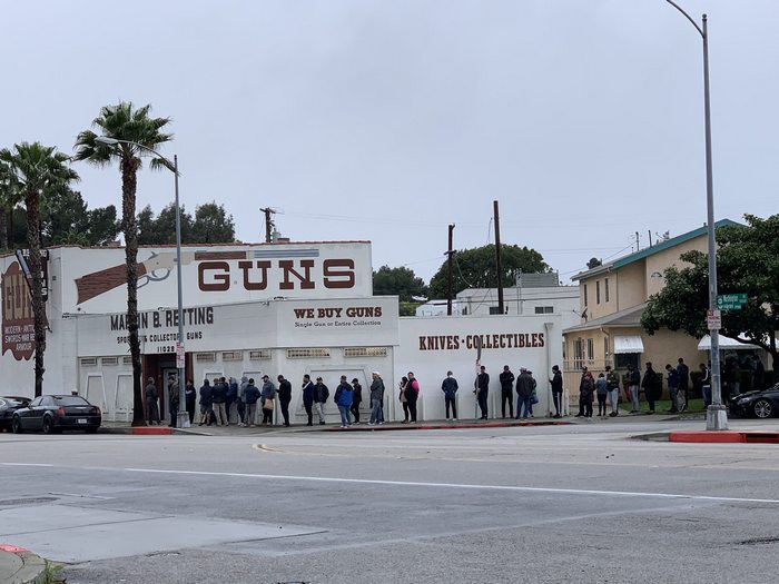 Черга у магазин зброї у Каліфорнії